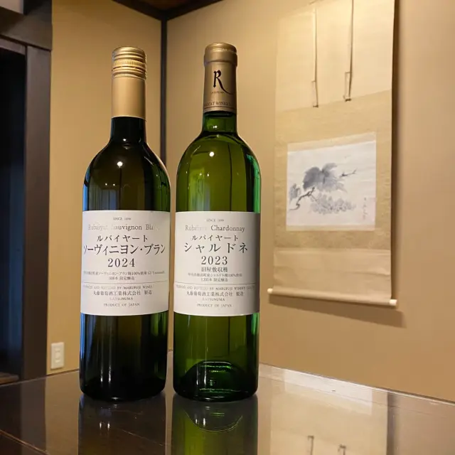 🍾NEWリリースwine🍾
丸藤の欧州系品種の白ワイン！
6月より発売開始しております！

‘23 ルバイヤート シャルドネ 旧屋敷収穫
4,510円（1,335本）

‘24 ルバイヤート ソーヴィニヨン・ブラン
3,630円（508本）
（税込価格）

丸藤白のフラッグシップ的存在のシャルドネ。
今回は新樽比率が10%、前ヴィンテージは50%。
比率を減らして樽香を控えた仕上がりに。

すぐ飲んでいただいてもちろん良いのですが、
少し寝かせて、秋以降くらいに開けていただくと
より落ち着いた味わいが楽しめそうです。

キンキンに冷やして飲むより
ちょい冷やし（大体12℃）の温度が丁度良さそうです。

そしてソーヴィニヨン・ブラン。
略してS.Bはステンレス樽で発酵。
S.Bならではの程よい柑橘の香りと心地よい酸、
そして前回よりドライな味わいに仕上がっています。

こちらはキンキンに冷やして飲んでいただくと
ベストな味わいを楽しめます。

‘24 S.B は508本と少なめの本数ですので
お求めの方はお早めにポチってください。

シャルドネは丸藤伝統の1家族本数制限で
《1家族6本まで》となっており、

S.Bは1家族本数制限で
《1家族3本まで》となっております。

丸藤欧州系の白2本を是非！
よろしくお願いします🥂

撮影は会社の応接室である和室で行いました。

#丸藤の白#丸藤伝統の本数制限#ひと家族単位
#シャルドネ#ソーヴィニヨンブラン#エスビー
#chardonny#sauvignonblanc

#ルバイヤート#ルバイヤートワイン
#丸藤葡萄酒工業#丸藤葡萄酒#ワイナリー
#ワイン#白ワイン#日本ワイン#ワイン好きと繋がりたい
#山梨#山梨県#甲州#甲州市#勝沼

#rubaiyat#marufuji#marufujiwinery
#japanesewine#japanesewinery
#yamanashi#koshu#katsunuma