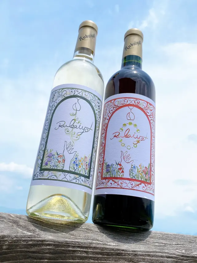 🖼️アートラベルワイン 本日発売🥂🍷
ルバイヤート×服部 幸さんwine
素敵な絵を描いていただきました！
◆ネットショップは6/16(月)より発売です◆

◆プロフィール◆
　服部 幸（Hattori Sachi）画家
  @sachi_010319
　山梨県勝沼町のアトリエを中心に制作活動中
　2025年渡仏🇫🇷

白：’24 甲州・辛口（山梨県産）
　　1,980円
赤：’24 マスカット・ベーリーA（山梨県産）
　　　　　ミディアムボディ
　　1,980円
共に税込価格、アルコール：12%

丸藤のブランド名「Rubaiyat」の由来となっている
オマル・ハイヤームの四行詩集『ルバイヤート』

「一瞬の幸せを追い求めることこそ、真の人生だ」

その哲学をイメージしてデザインしていただきました。

ラベル右上には丸藤の創業家、大村家の家紋「下り藤」

ラベル左上には発売日となる蔵コンを象徴する
「楽器」がそれぞれ描かれています。

「創業から受け継がれてきた歴史が、
　時を経て今日この日に、
　あなたの元へ繋がってきたこと 
  ーその重みと温かさを感じでいただければ幸いです」

…と服部幸さんのコメントです。

幸さん！
素敵な絵をありがとうございました！

ルバイヤート限定アートラベルワイン
よろしくお願いします🍷

そして本日6月14日は蔵コンです！

皆様を受け入れる準備バッチリでございます！

スタッフ一同、お待ちしております！

後日、蔵コン詳細をアップしますのでそちらもお楽しみに😊

「ルバイヤート」小川亮作 訳 岩波文庫

#服部幸
#hattorisachi#sachihattori
#アートラベル
#素敵な画家さんです#声も素敵なんです

#ルバイヤート#ルバイヤートワイン
#丸藤葡萄酒工業#丸藤葡萄酒#ワイナリー
#ワイン#白ワイン#日本ワイン#ワイン好きと繋がりたい
#山梨#山梨県#甲州#甲州市#勝沼

#rubaiyat#marufuji#marufujiwinery
#japanesewine#japanesewinery
#yamanashi#koshu#katsunuma